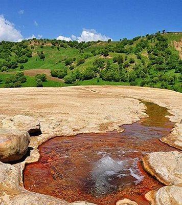 چشمه کانی گراوان یکی از جاذبه های طبیعی آذربایجان غربی است چشمه کانی گراوان یکی از جاذبه های طبیعی آذربایجان غربی است