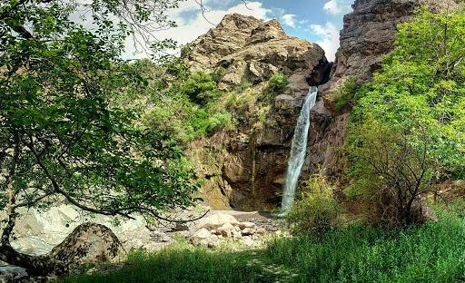 آبشار آبسر؛ یکی از تفرجگاه های خوش آب و هوای شهرستان رابر کرمان